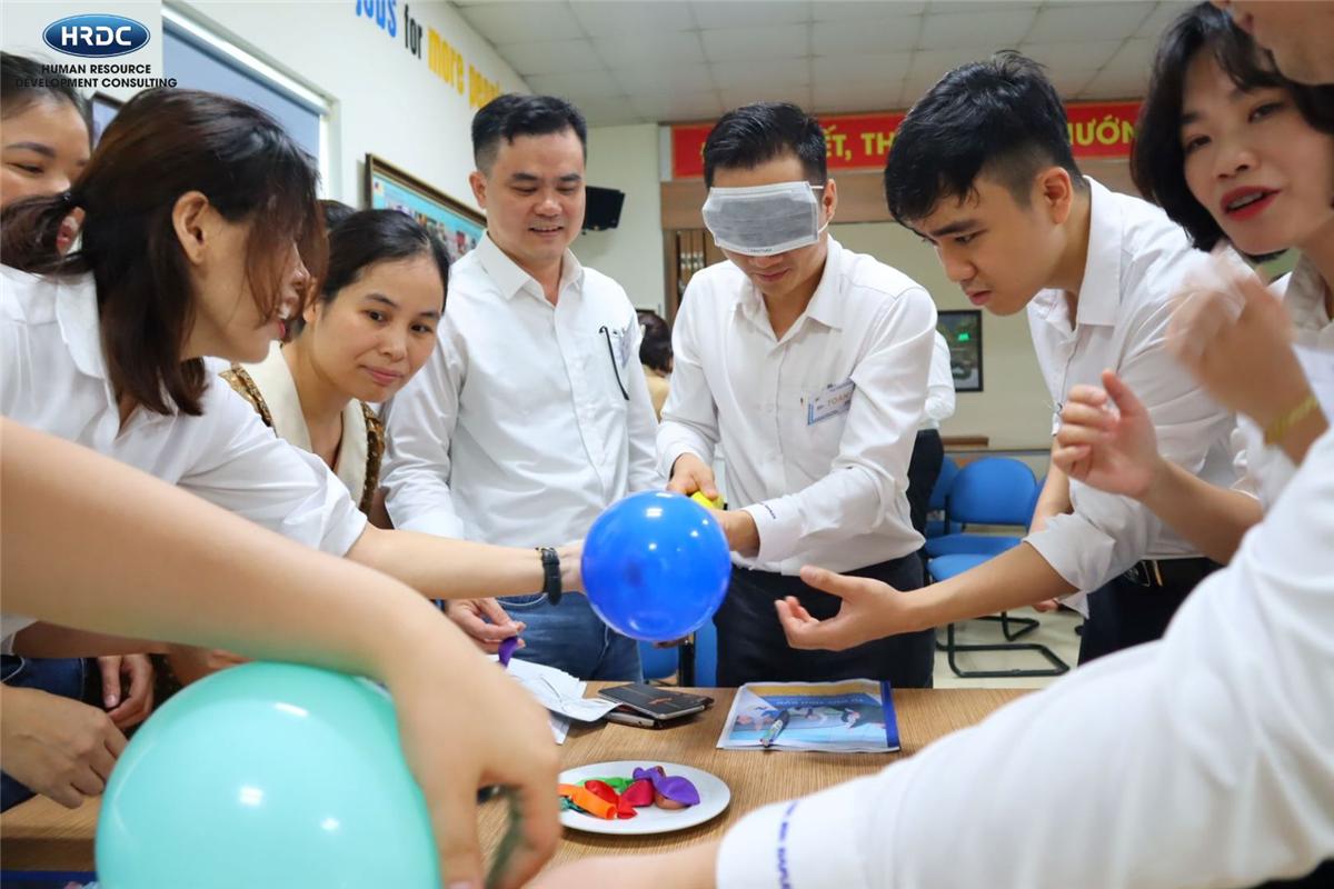 Học viên tham gia trò chơi bịt mắt