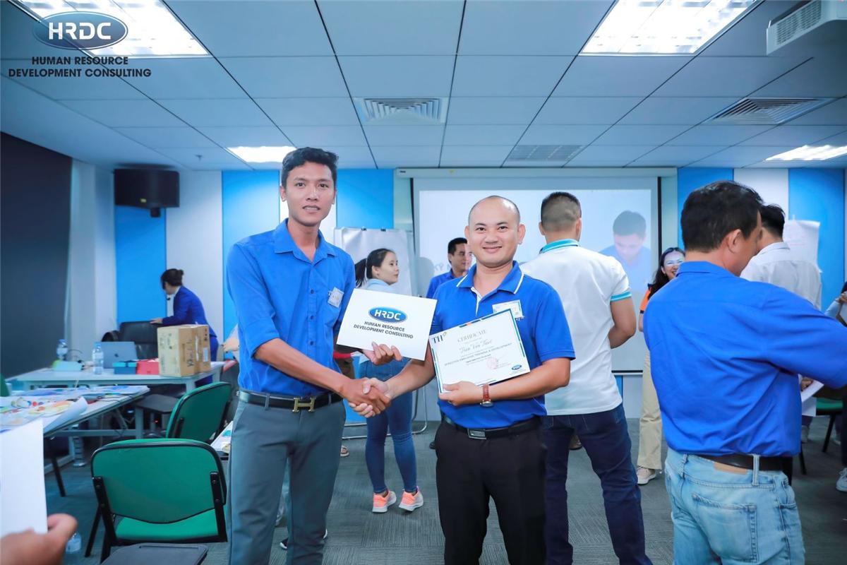 Học viên nhận chứng nhận