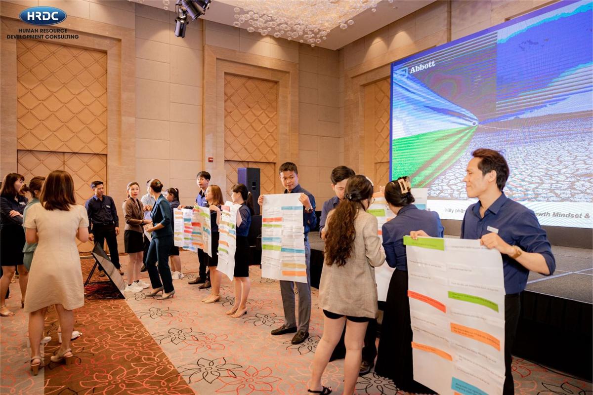 Các nhóm học viên trình bày sản phẩm trên giấy khổ lớn
