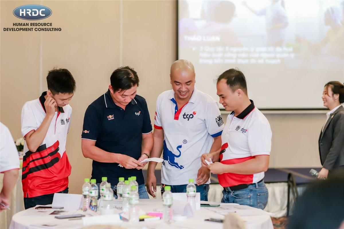 Học viên trao đổi trong hoạt động nhóm