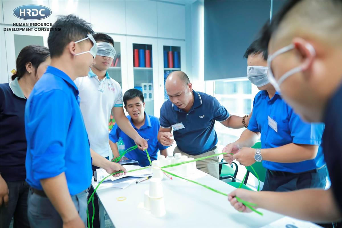 Nhóm học viên giải thử thách phối hợp