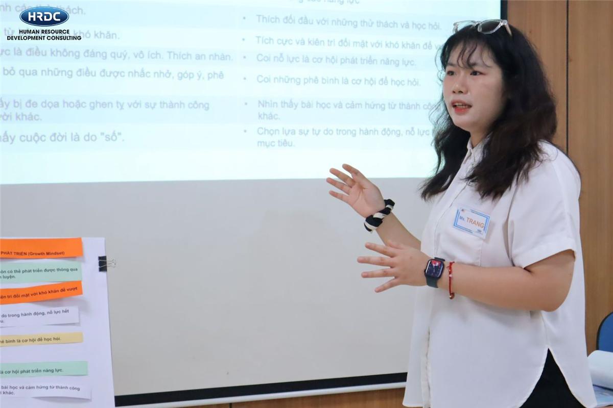 Học viên thuyết trình trước lớp